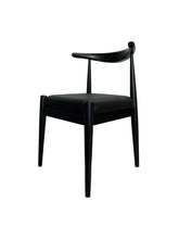 Japandi stoel van massief essenhout met zwart lederlook bekleding, minimalistisch design met Scandinavische en Japanse invloeden